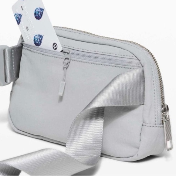 Lululemon Everywhere Belt Bag 1L - Picture 4 of 10